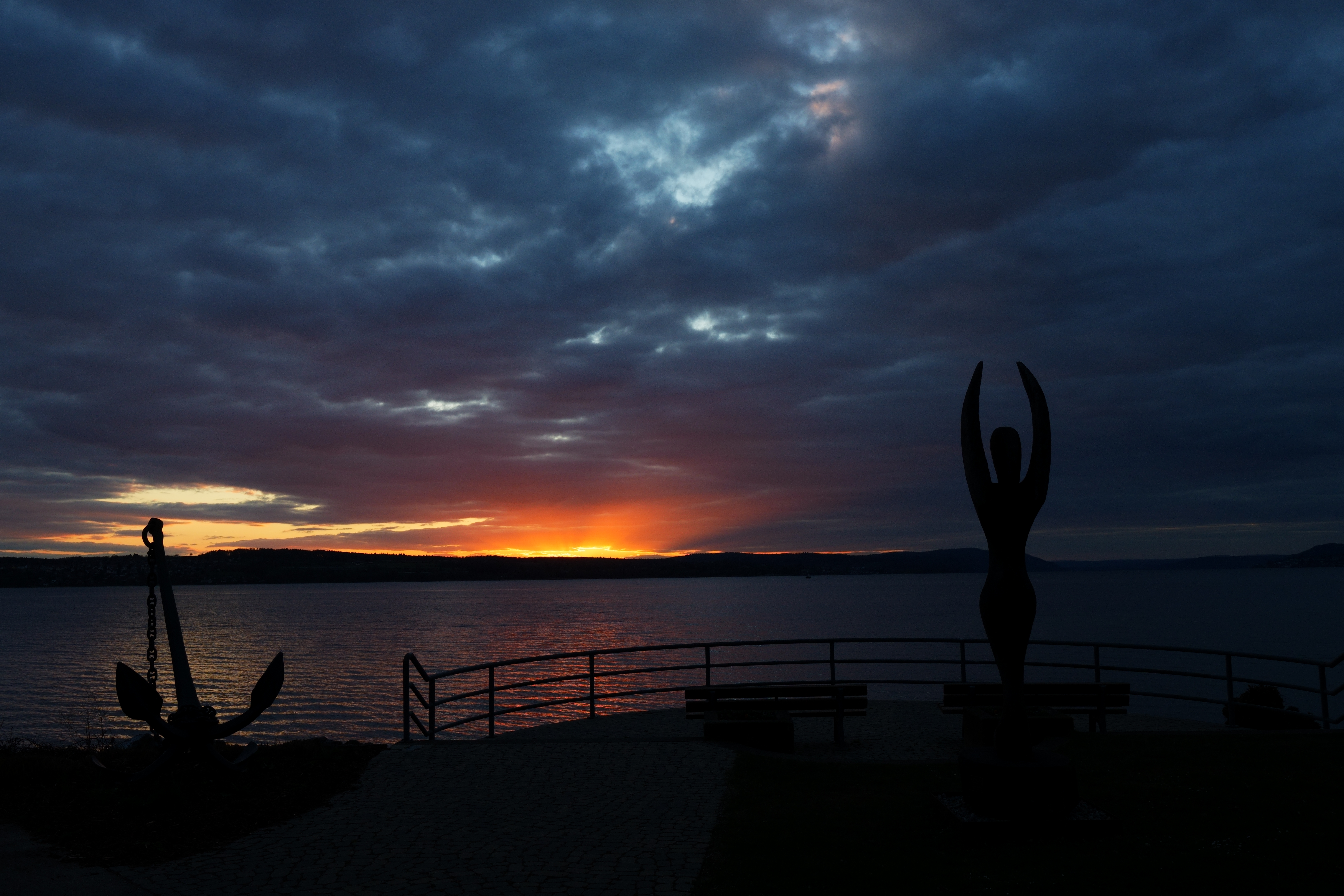 Sonnenuntergang am Bodensee mit Skulptur und Anker