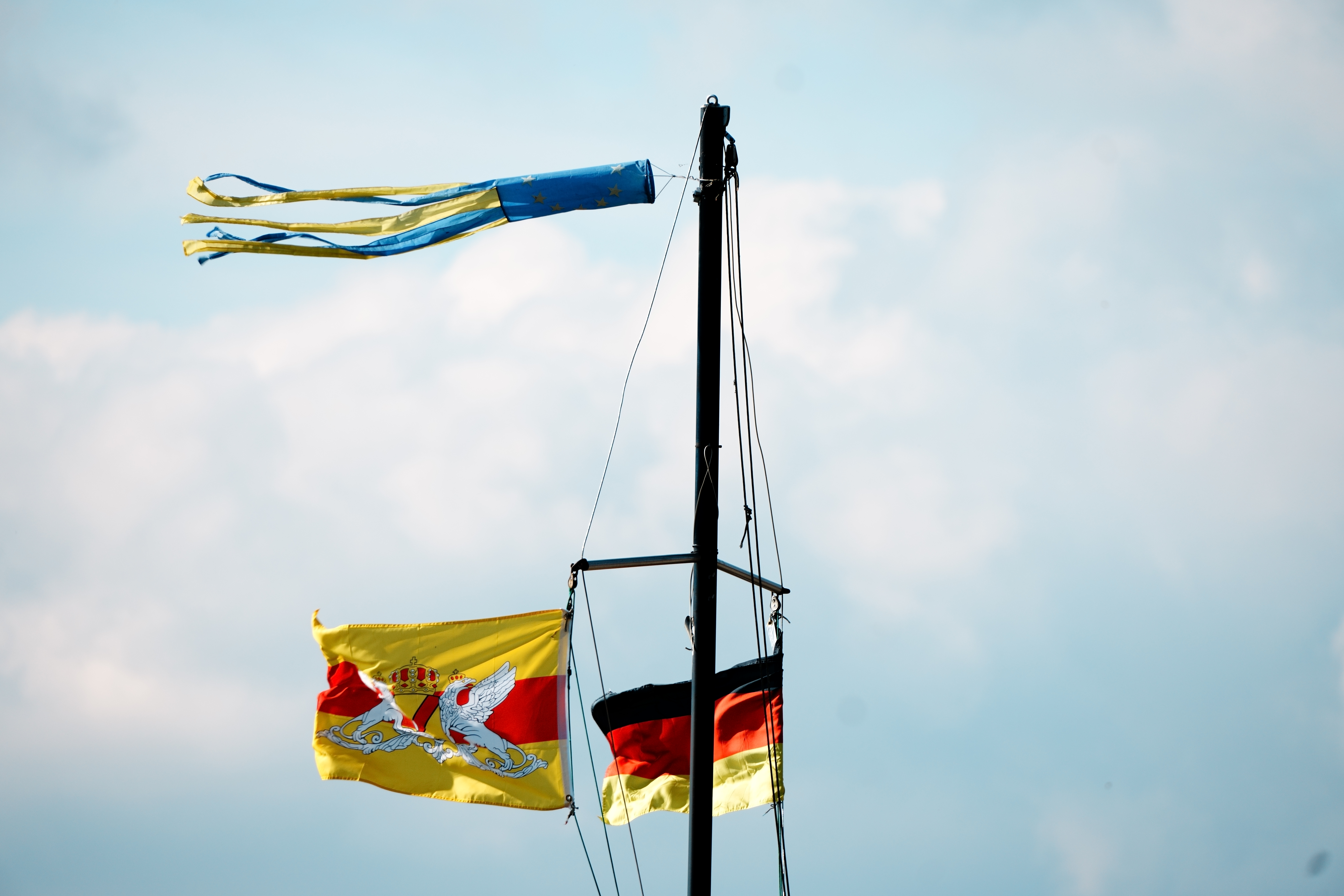 Segelboot-Mast mit Fahnen — Bodensee